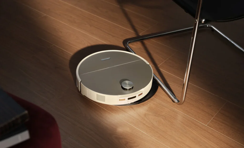 Roborock Saros 20 Sonic avoids a chair